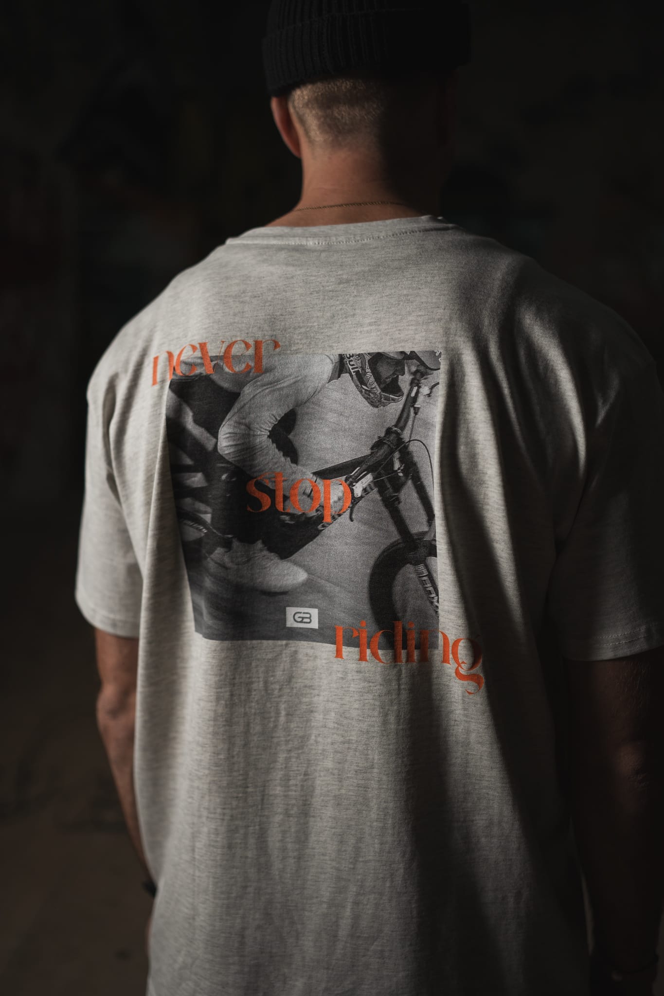 T-SHIRT „NEVER STOP” OVERSIZED LIGHT GRAY - obrazek 2
