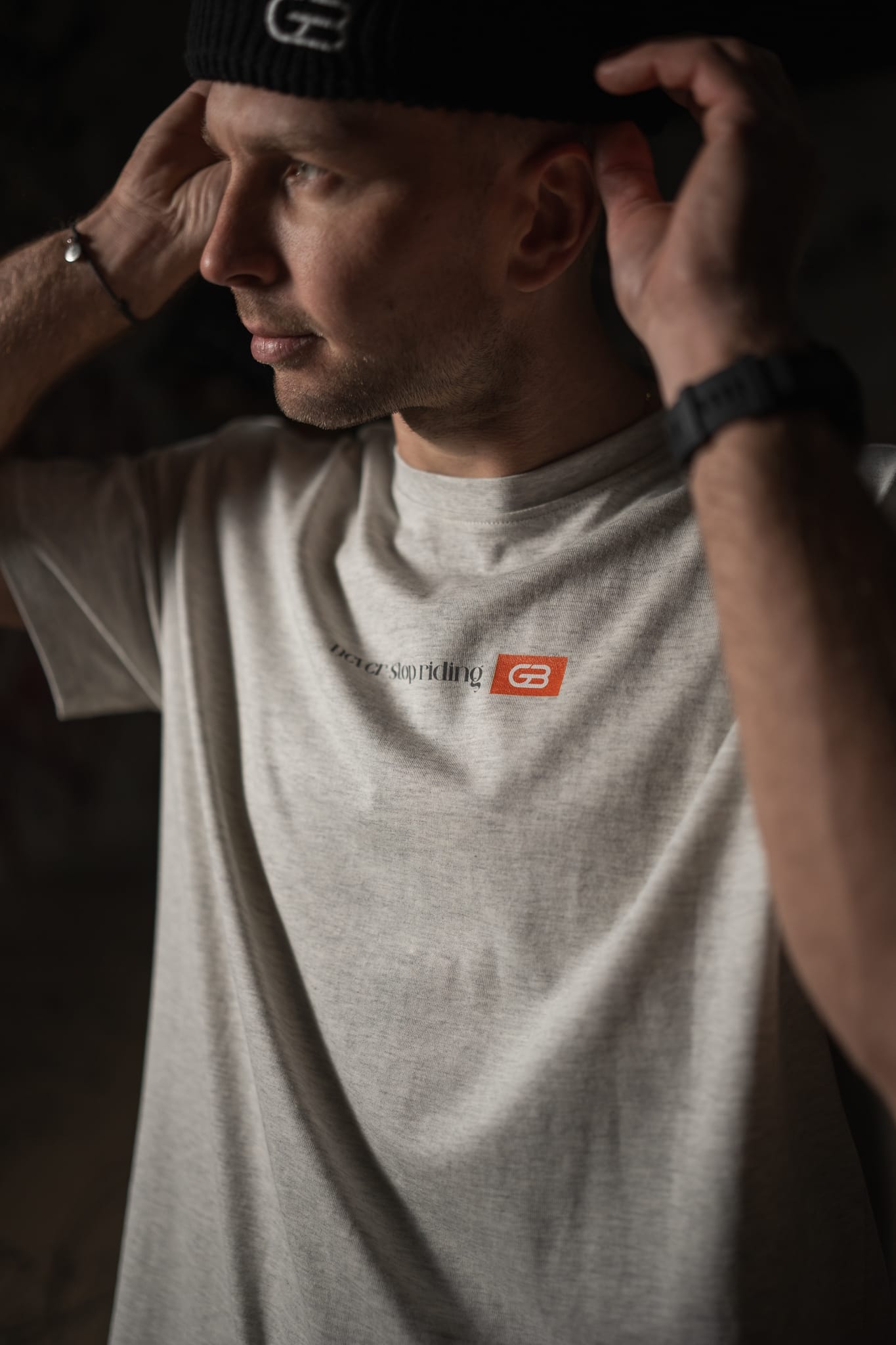 T-SHIRT „NEVER STOP” OVERSIZED LIGHT GRAY