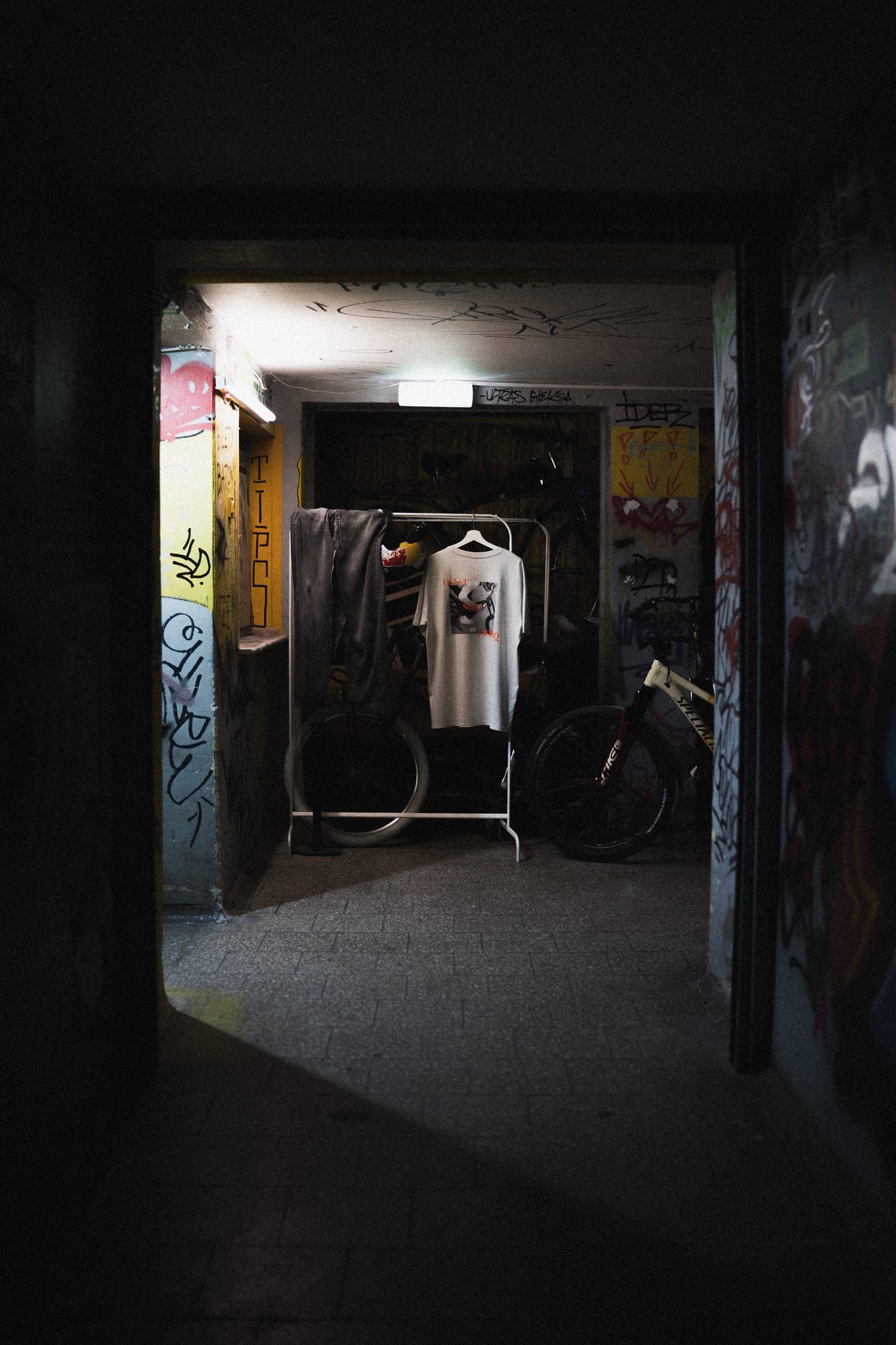 T-SHIRT „NEVER STOP” OVERSIZED LIGHT GRAY - obrazek 4