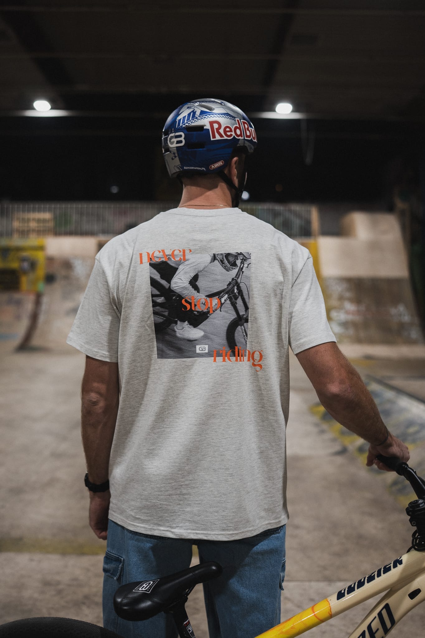 T-SHIRT „NEVER STOP” OVERSIZED LIGHT GRAY - obrazek 6