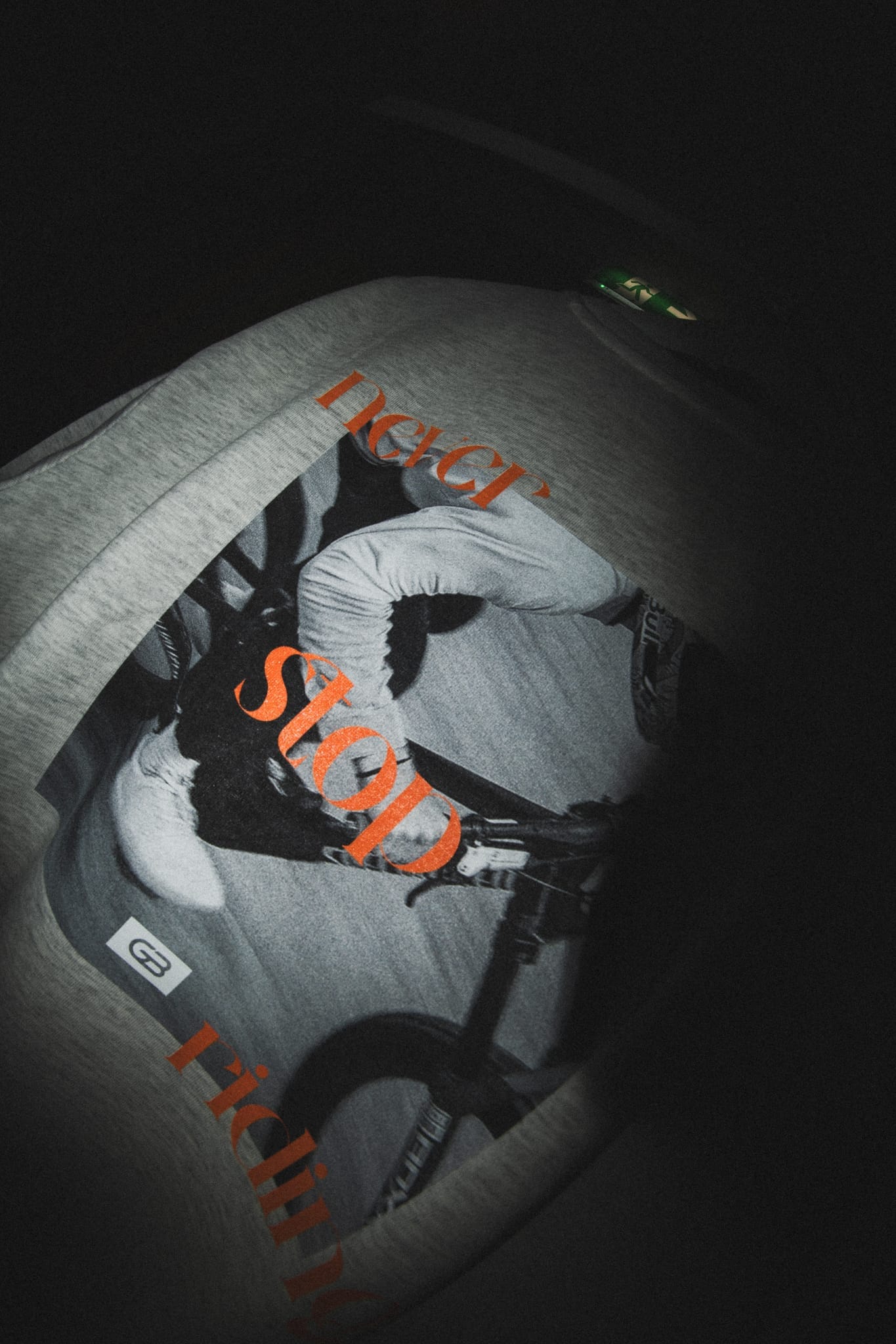 T-SHIRT „NEVER STOP” OVERSIZED LIGHT GRAY - obrazek 3